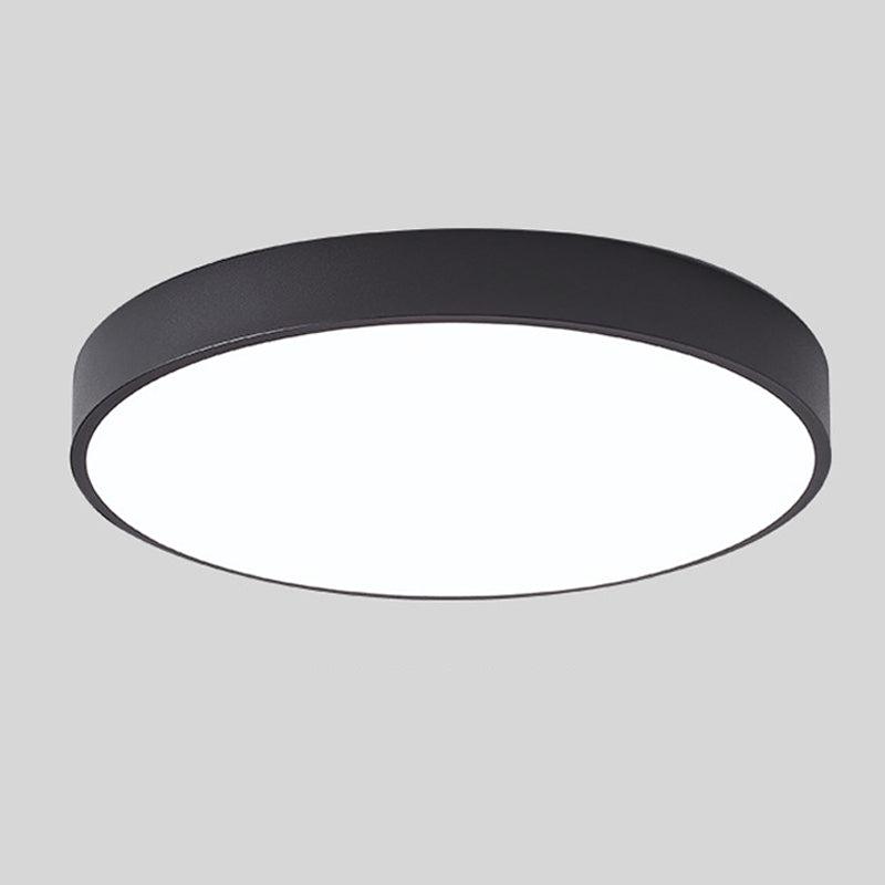 "Elegant tre taklampe med sirkulært design, skandinavisk minimalisme og varm trefinish, perfekt for moderne interiør."