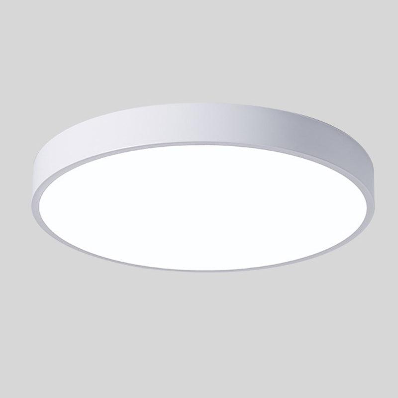 "Elegant tre taklampe med sirkulært design, skandinavisk minimalisme og varm trefinish, perfekt for moderne interiør."