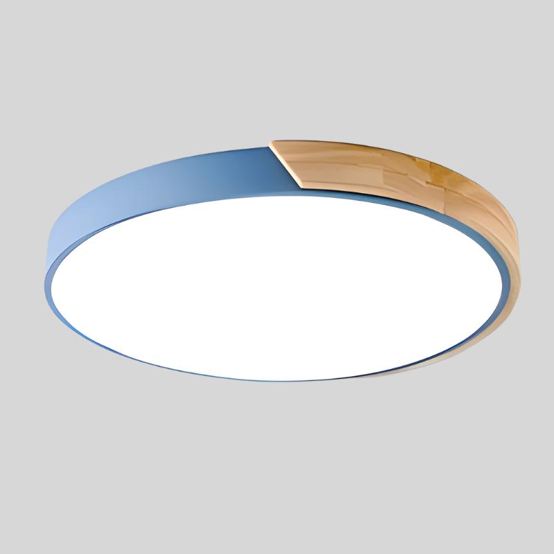 "Elegant tre taklampe med sirkulært design, skandinavisk minimalisme og varm trefinish, perfekt for moderne interiør."