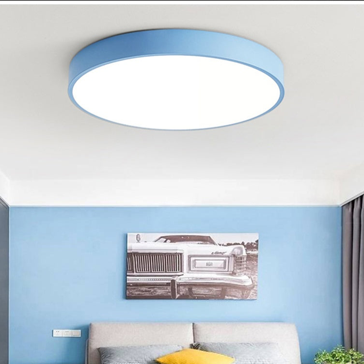 "Elegant tre taklampe med sirkulært design, skandinavisk minimalisme og varm trefinish, perfekt for moderne interiør."