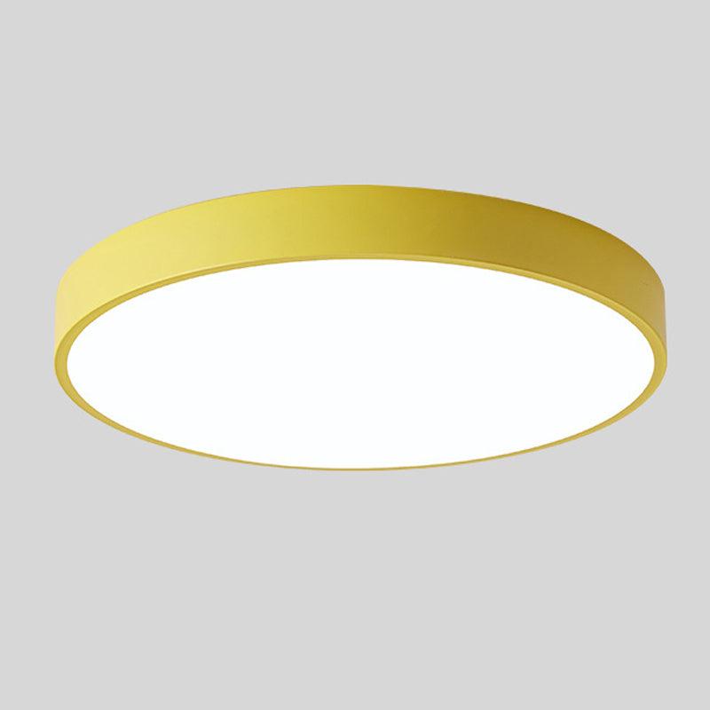 "Elegant tre taklampe med sirkulært design, skandinavisk minimalisme og varm trefinish, perfekt for moderne interiør."