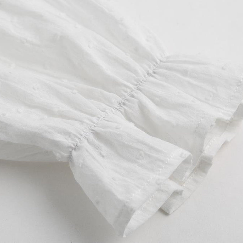 "Elegant utsvinget bomullsbluse for kvinner med raffinert krage og lange ermer, perfekt for høstsesongen."