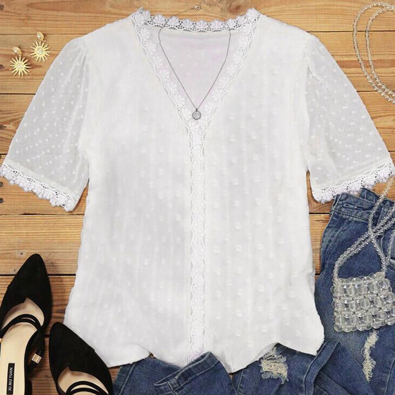 "Elegant V-hals bluse med engelske blonder, delikat kortermet design, trendy og behagelig passform for damer."