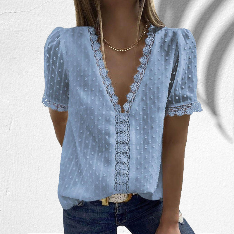 "Elegant V-hals bluse med engelske blonder, delikat kortermet design, trendy og behagelig passform for damer."
