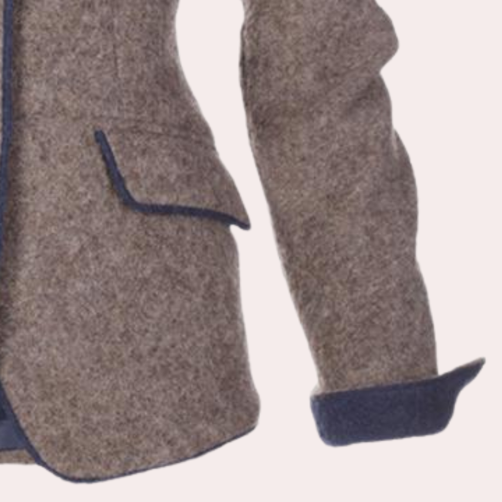 Elegant vårblazer for kvinner, brun farge, strukturert passform, klassisk revers, ideell for vårens mote.