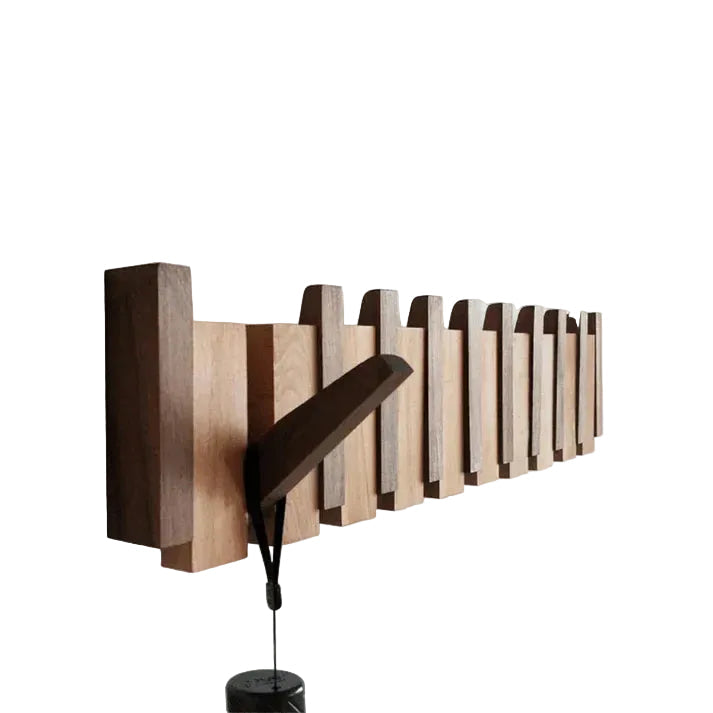 Elegant vegghengt klesstativ i tre med unikt pianodesign for moderne entré.