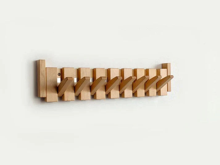 Stilrent klesstativ i tre med unikt pianodesign. Perfekt for organisering av yttertøy i entréen.