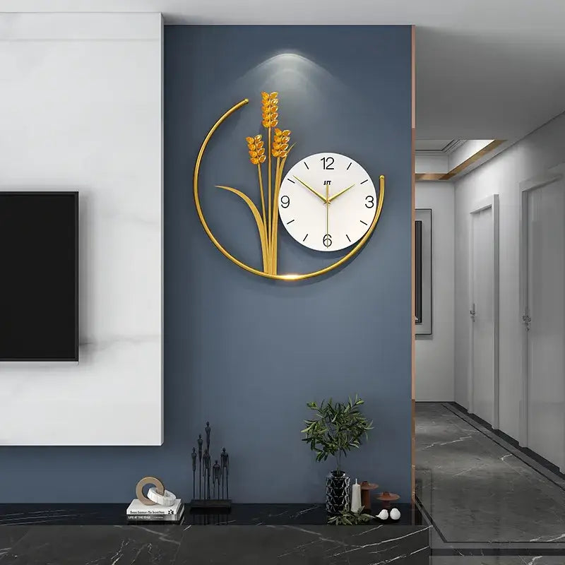 Moderne og elegant veggklokke med byggmønster. En flott dekorasjon for stue eller kontorinteriør.