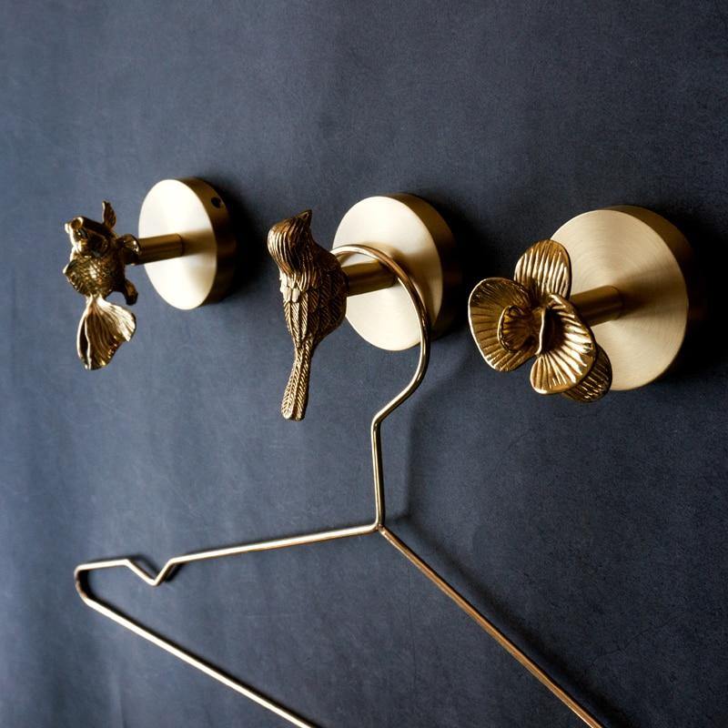 Detaljert messing veggkrok med et unikt dyremotiv, perfekt som designkrok for nøkler.