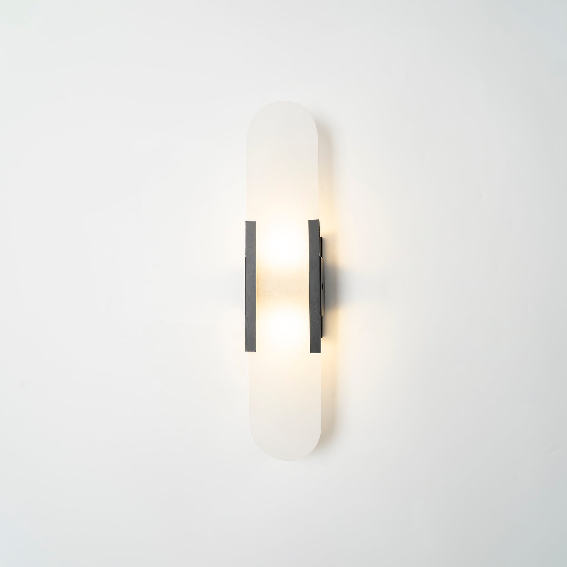 "Elegant vegglampe avlang i alabast med messingdetaljer, ideell for moderne interiør med tidløs skjønnhet og stil."