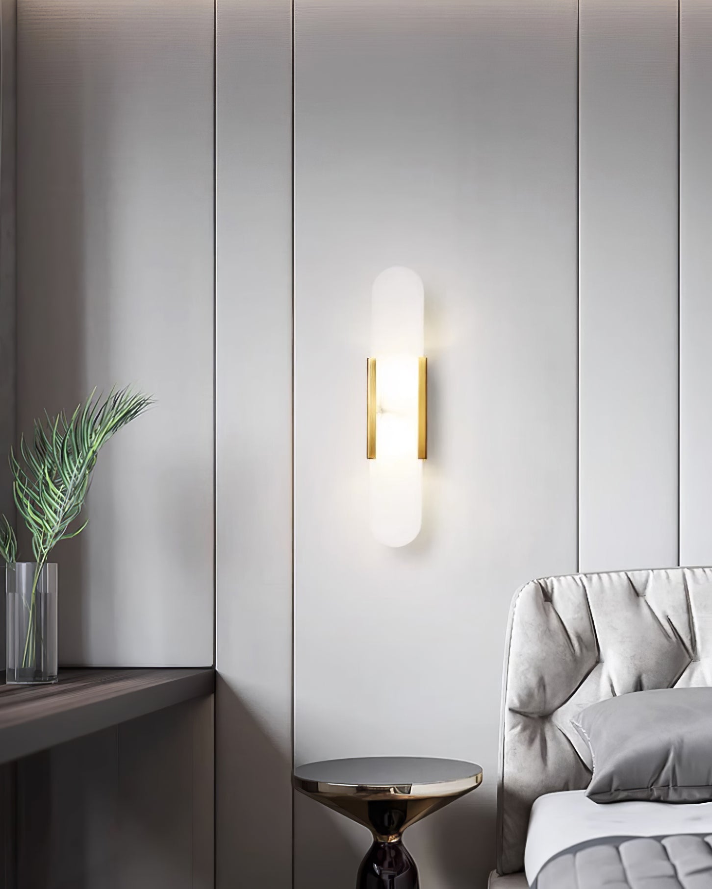 "Elegant vegglampe avlang i alabast med messingdetaljer, ideell for moderne interiør med tidløs skjønnhet og stil."
