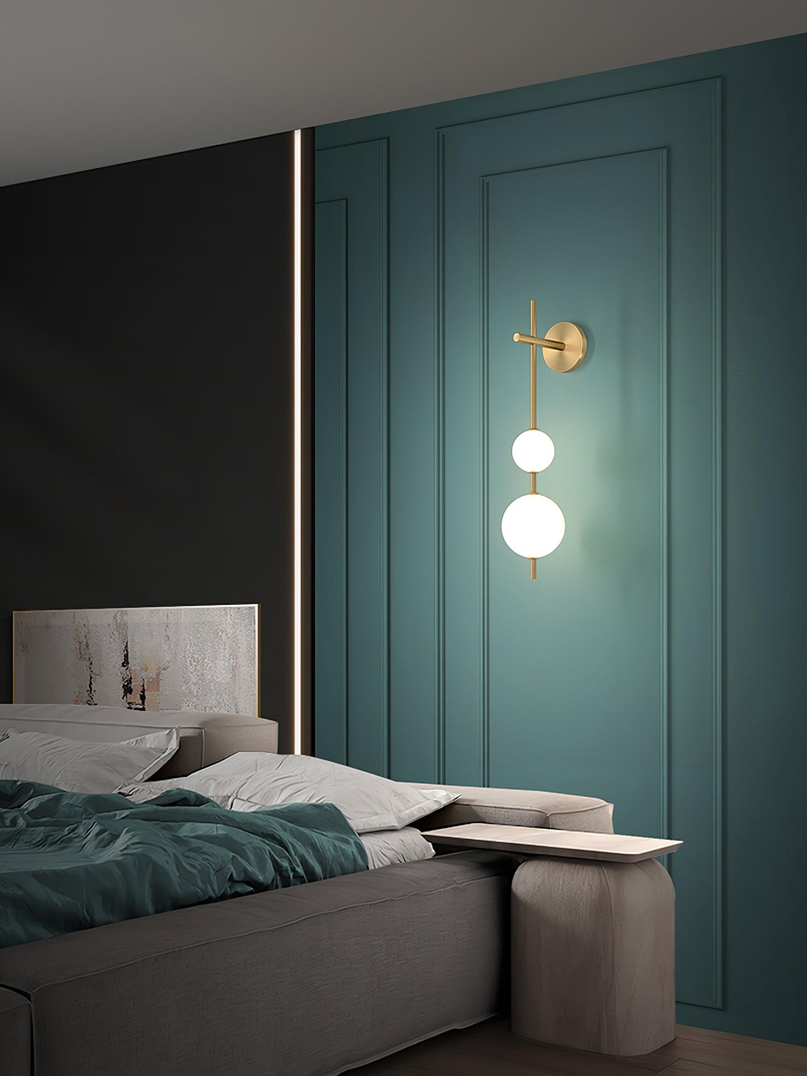 "Elegant vegglampe i glass og messing med kuleformede skjermer for mykt lys, perfekt for moderne og klassiske hjem."