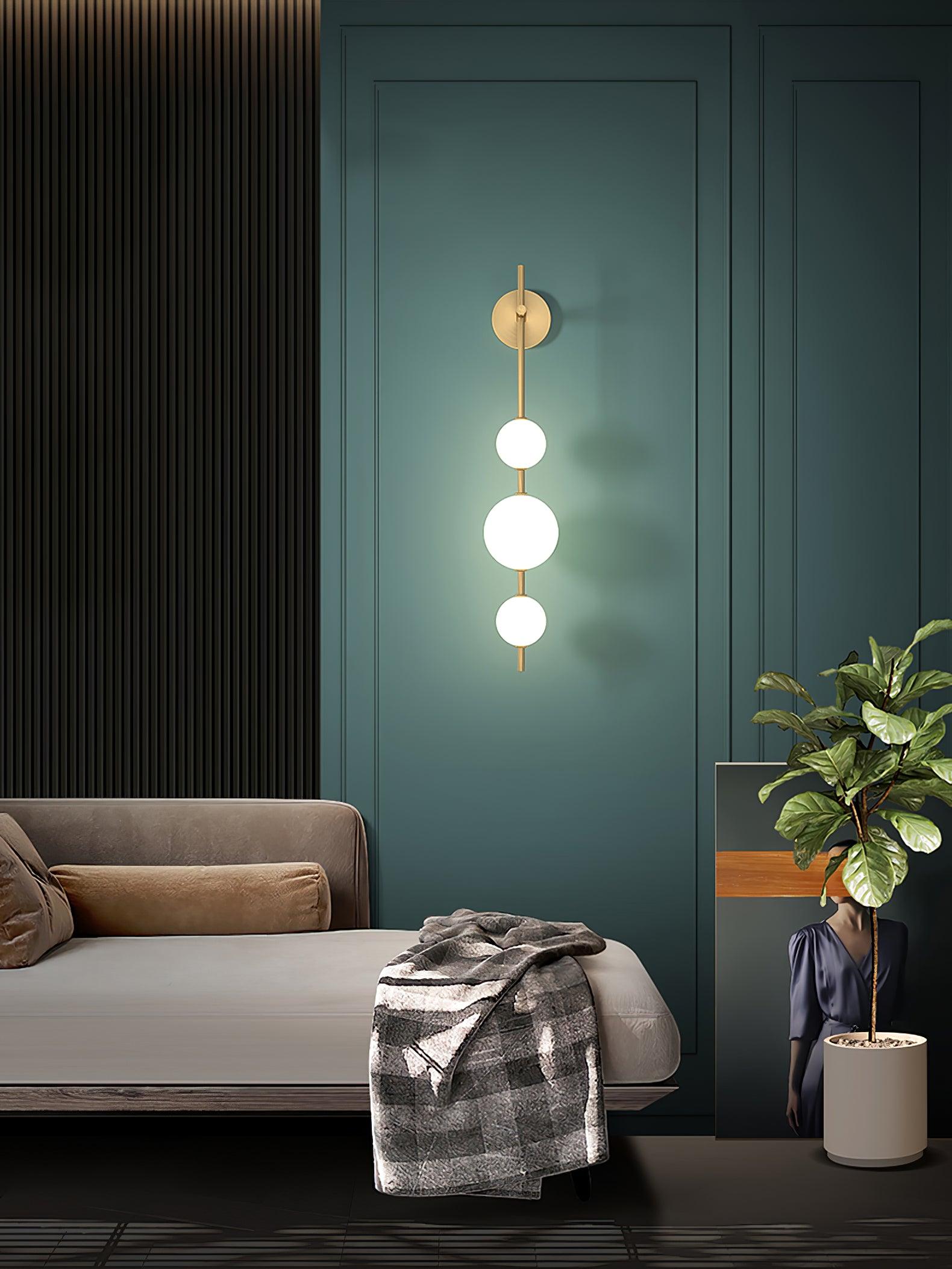 "Elegant vegglampe i glass og messing med kuleformede skjermer for mykt lys, perfekt for moderne og klassiske hjem."