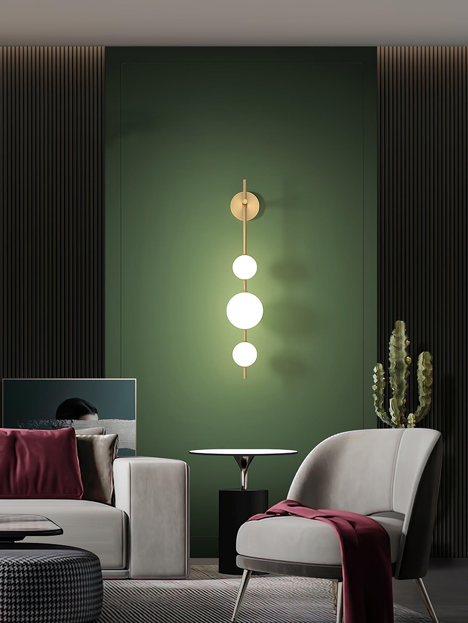 "Elegant vegglampe i glass og messing med kuleformede skjermer for mykt lys, perfekt for moderne og klassiske hjem."