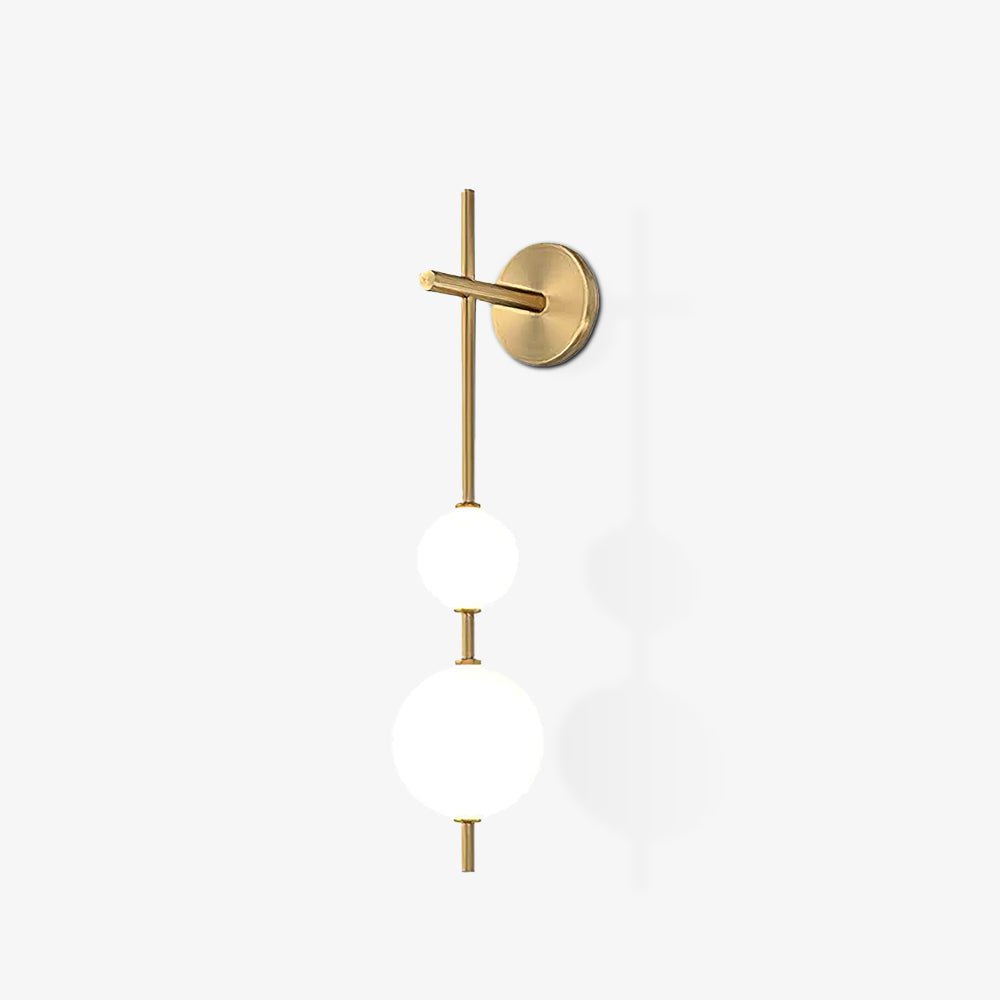 "Elegant vegglampe i glass og messing med kuleformede skjermer for mykt lys, perfekt for moderne og klassiske hjem."
