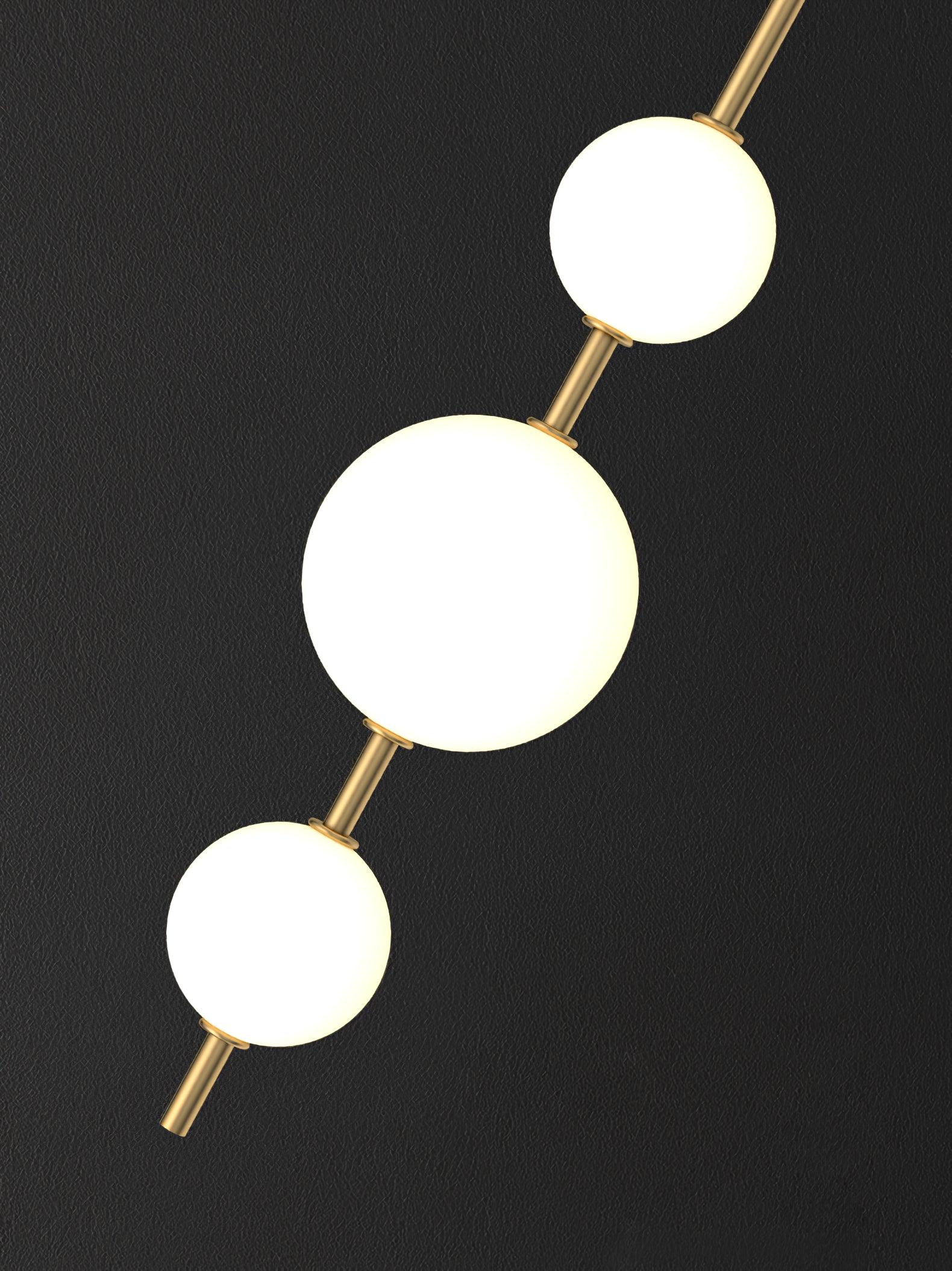 "Elegant vegglampe i glass og messing med kuleformede skjermer for mykt lys, perfekt for moderne og klassiske hjem."