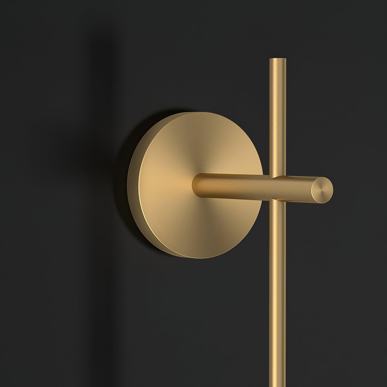 "Elegant vegglampe i glass og messing med kuleformede skjermer for mykt lys, perfekt for moderne og klassiske hjem."