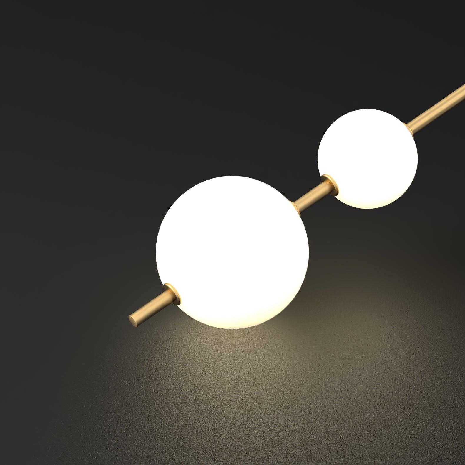 "Elegant vegglampe i glass og messing med kuleformede skjermer for mykt lys, perfekt for moderne og klassiske hjem."