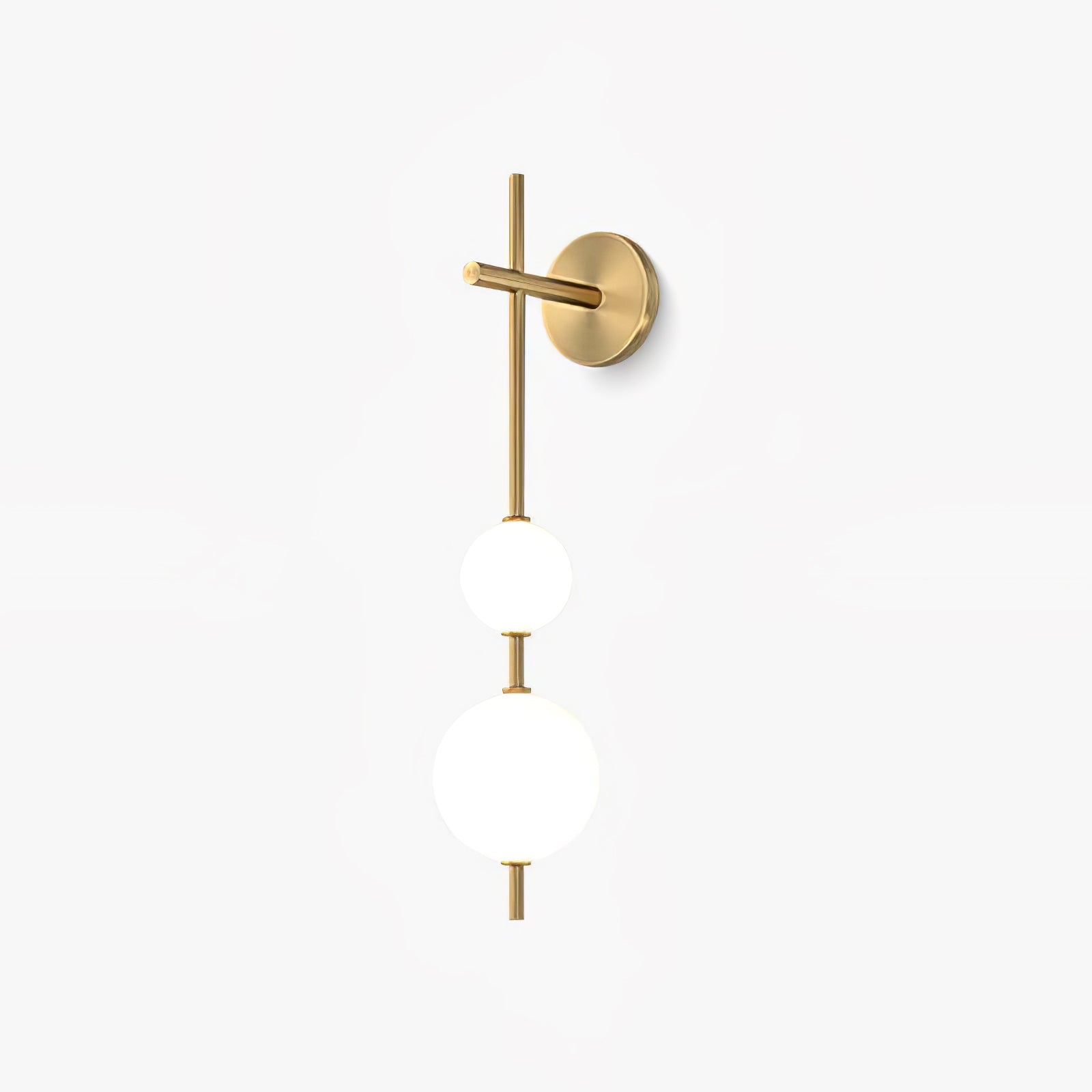 "Elegant vegglampe i glass og messing med kuleformede skjermer for mykt lys, perfekt for moderne og klassiske hjem."
