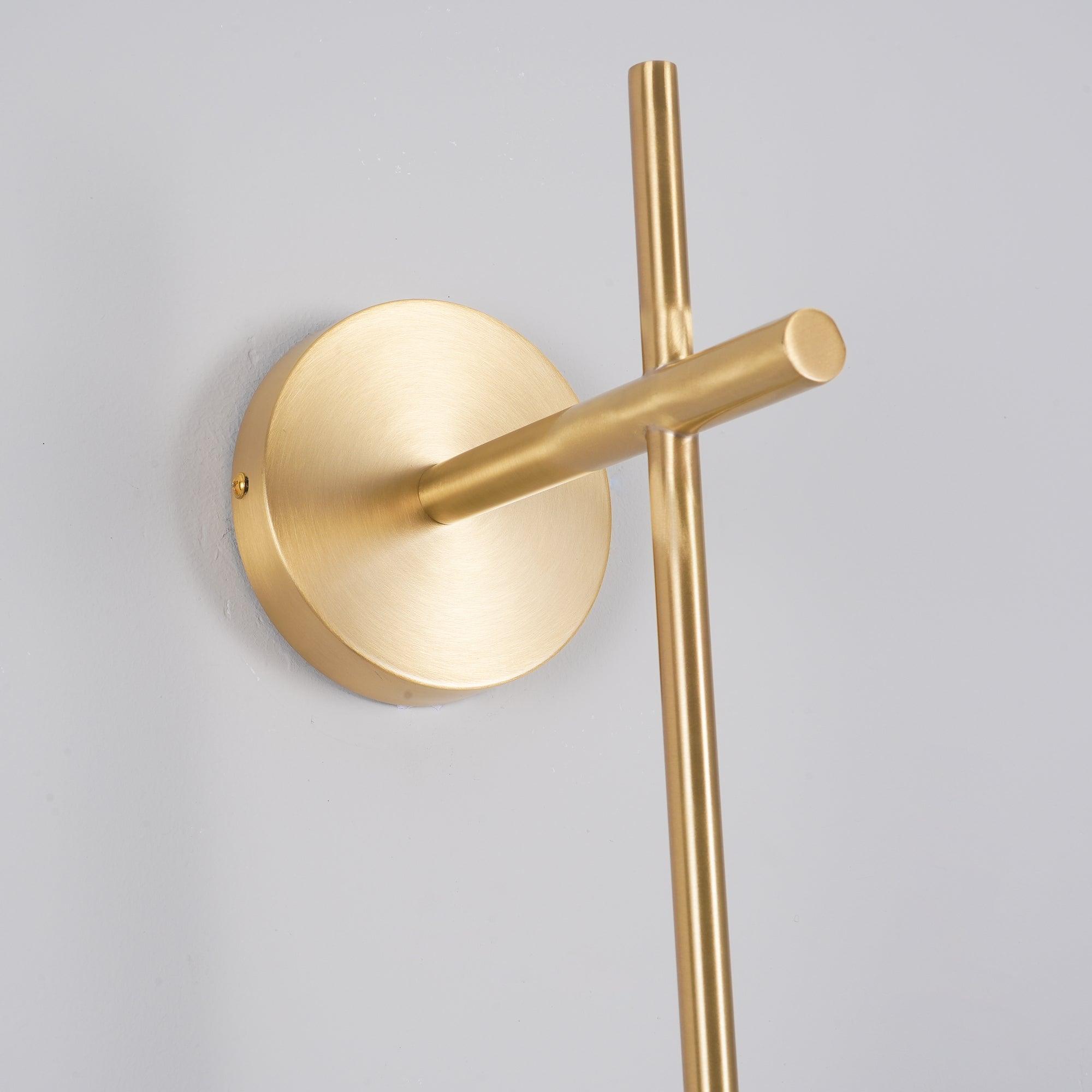"Elegant vegglampe i glass og messing med kuleformede skjermer for mykt lys, perfekt for moderne og klassiske hjem."