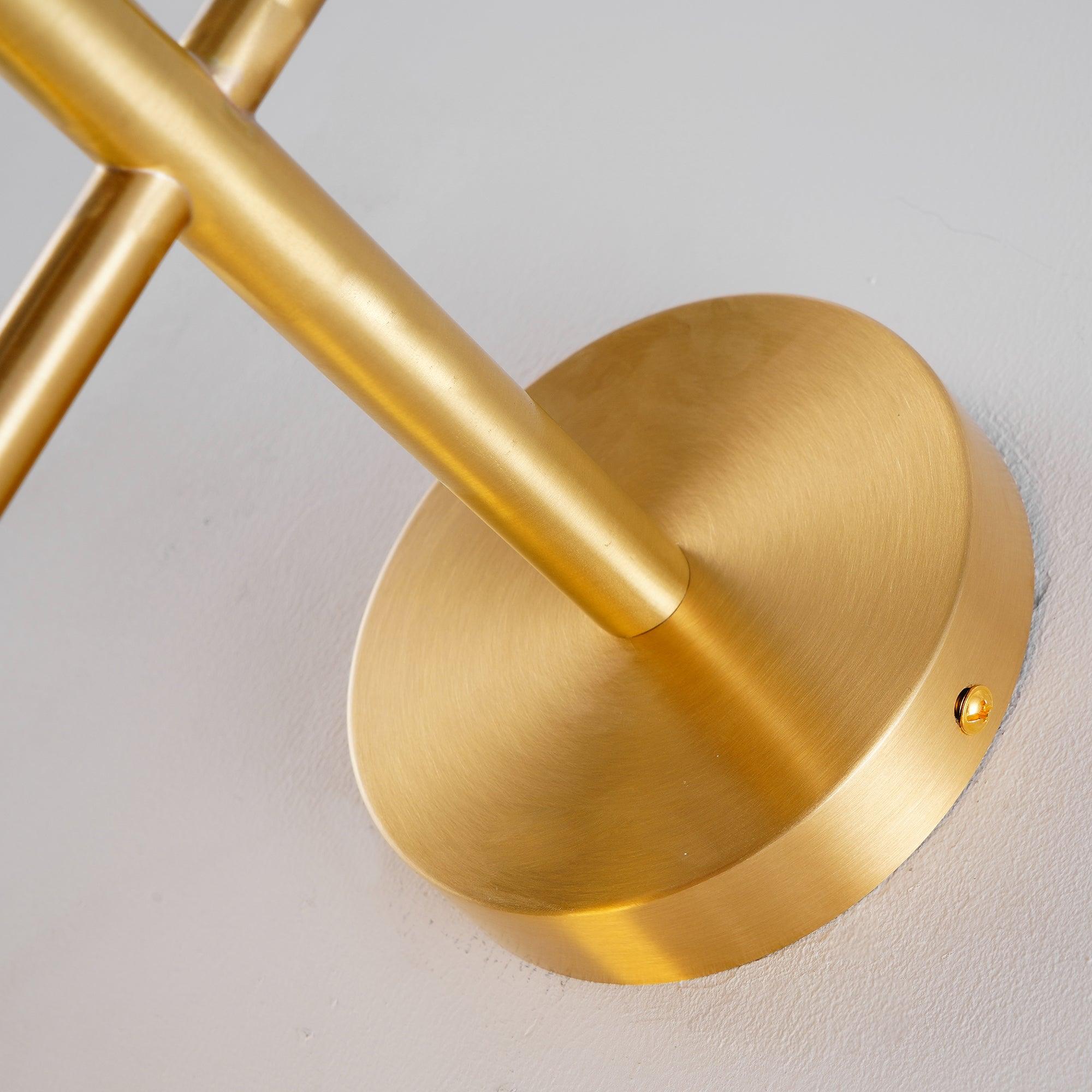 "Elegant vegglampe i glass og messing med kuleformede skjermer for mykt lys, perfekt for moderne og klassiske hjem."