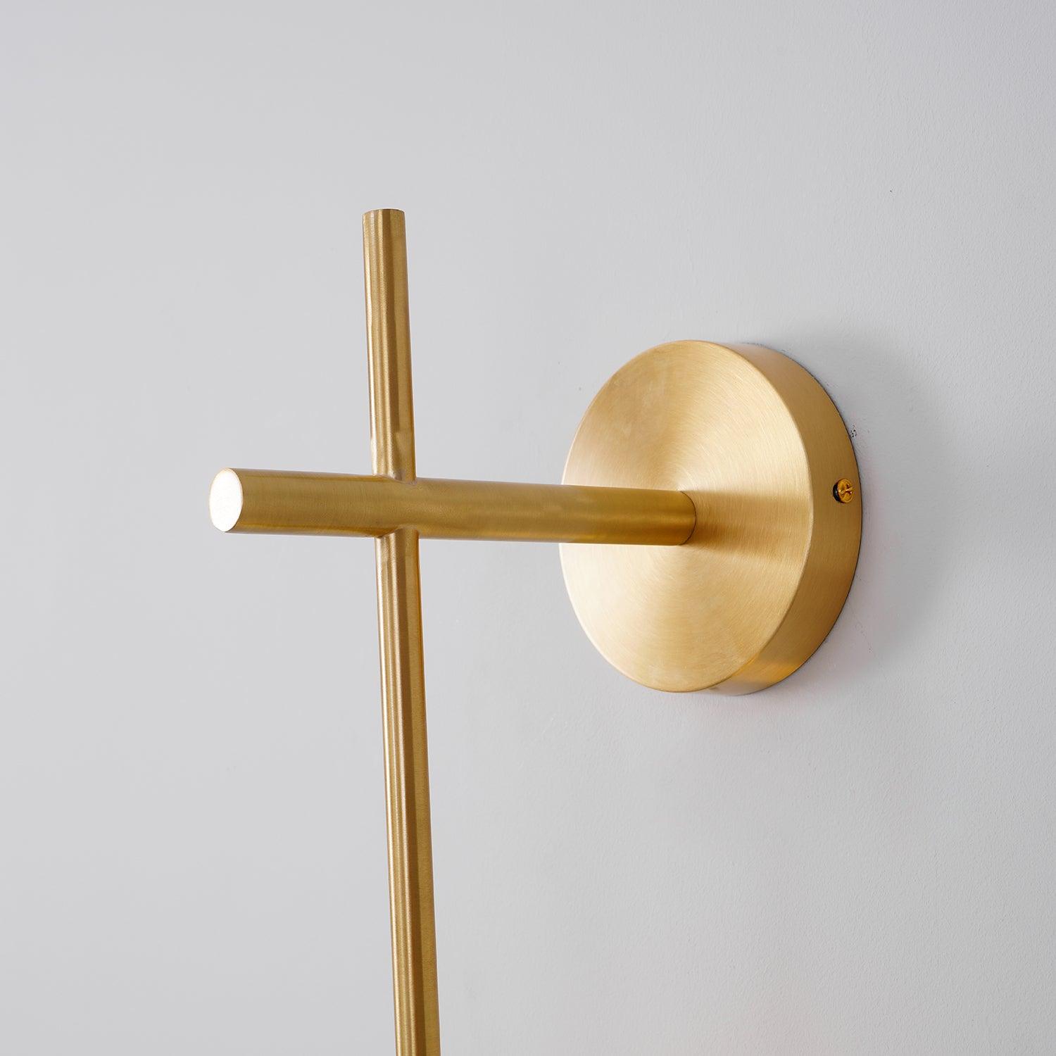 "Elegant vegglampe i glass og messing med kuleformede skjermer for mykt lys, perfekt for moderne og klassiske hjem."
