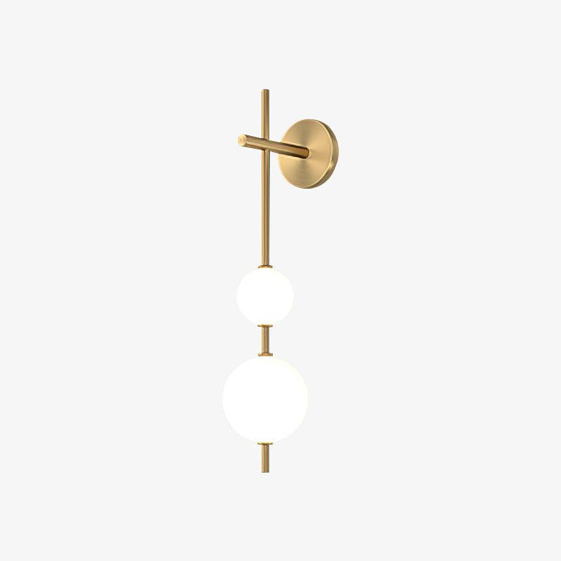 "Elegant vegglampe i glass og messing med kuleformede skjermer for mykt lys, perfekt for moderne og klassiske hjem."