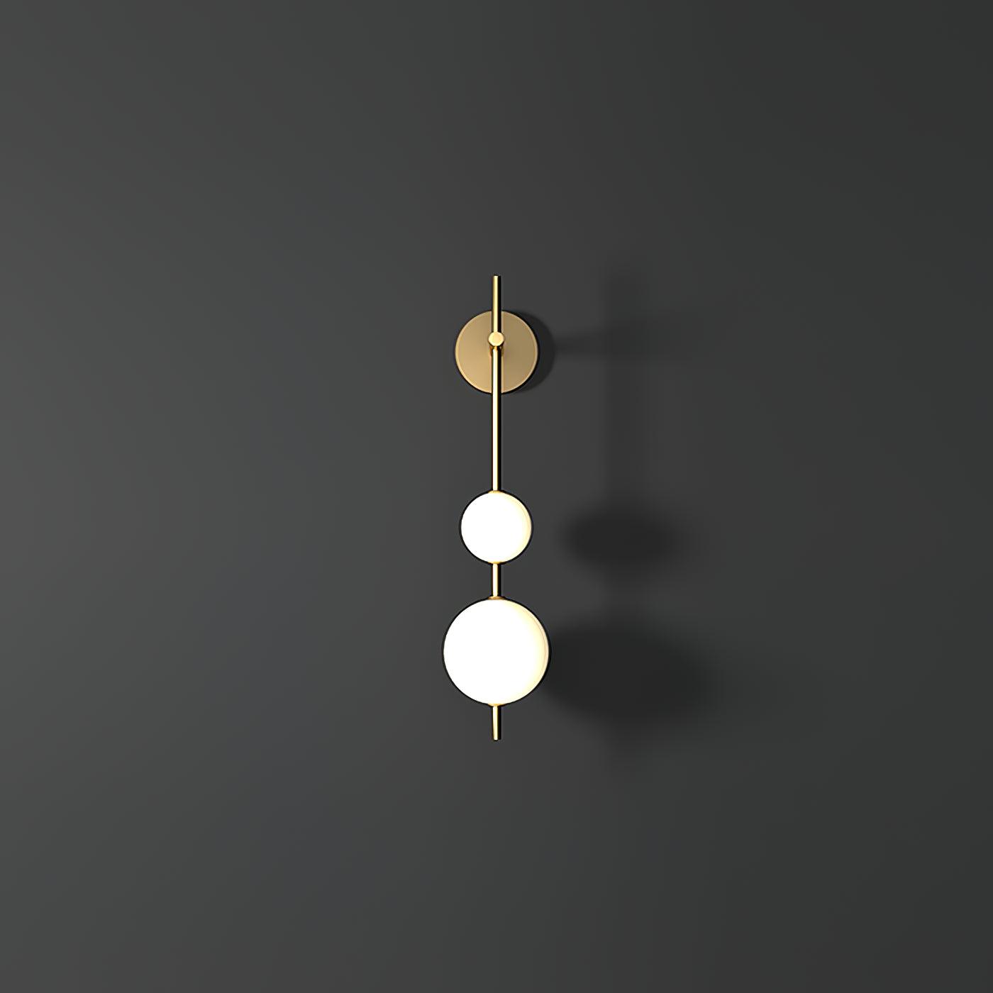"Elegant vegglampe i glass og messing med kuleformede skjermer for mykt lys, perfekt for moderne og klassiske hjem."