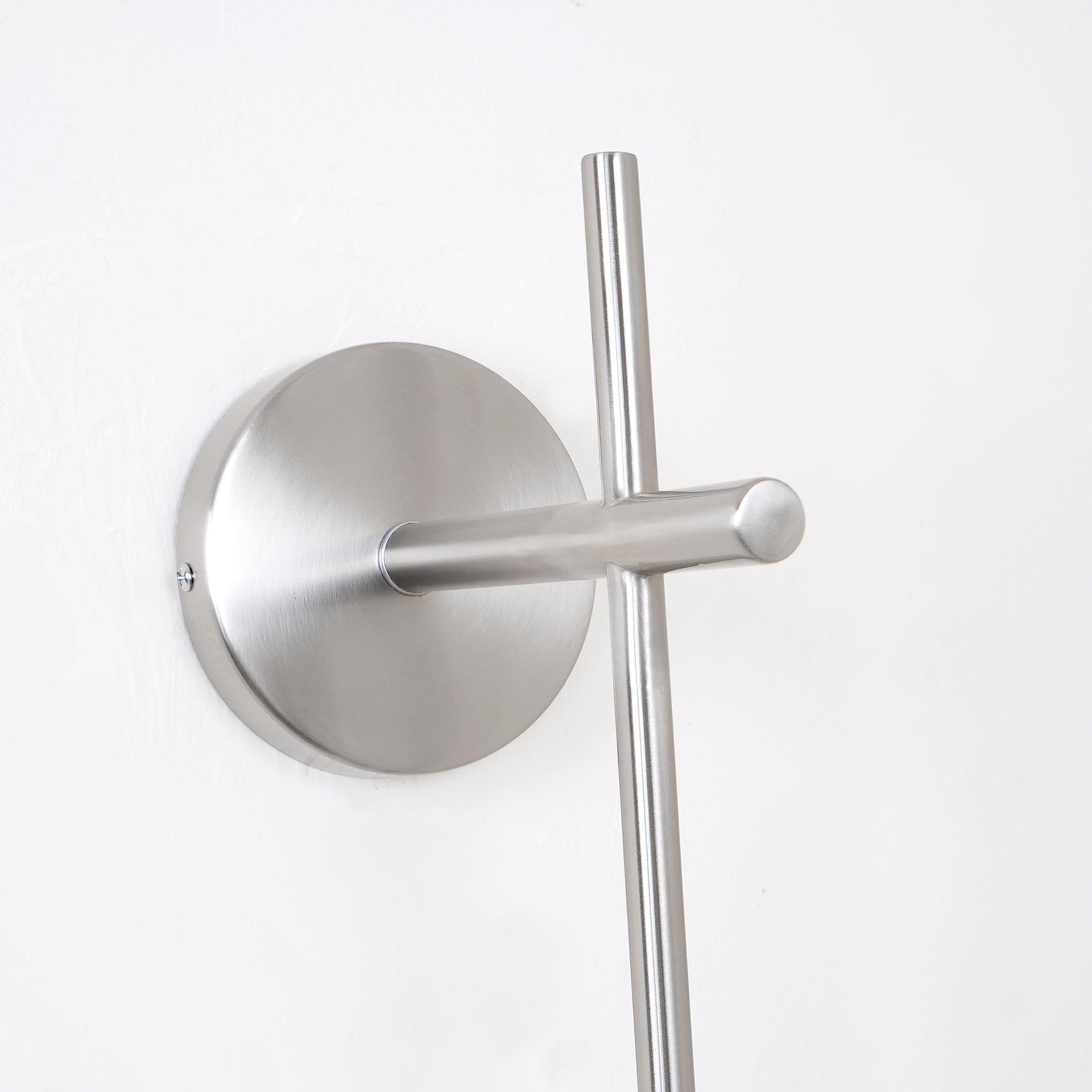 "Elegant vegglampe i glass og messing med kuleformede skjermer for mykt lys, perfekt for moderne og klassiske hjem."