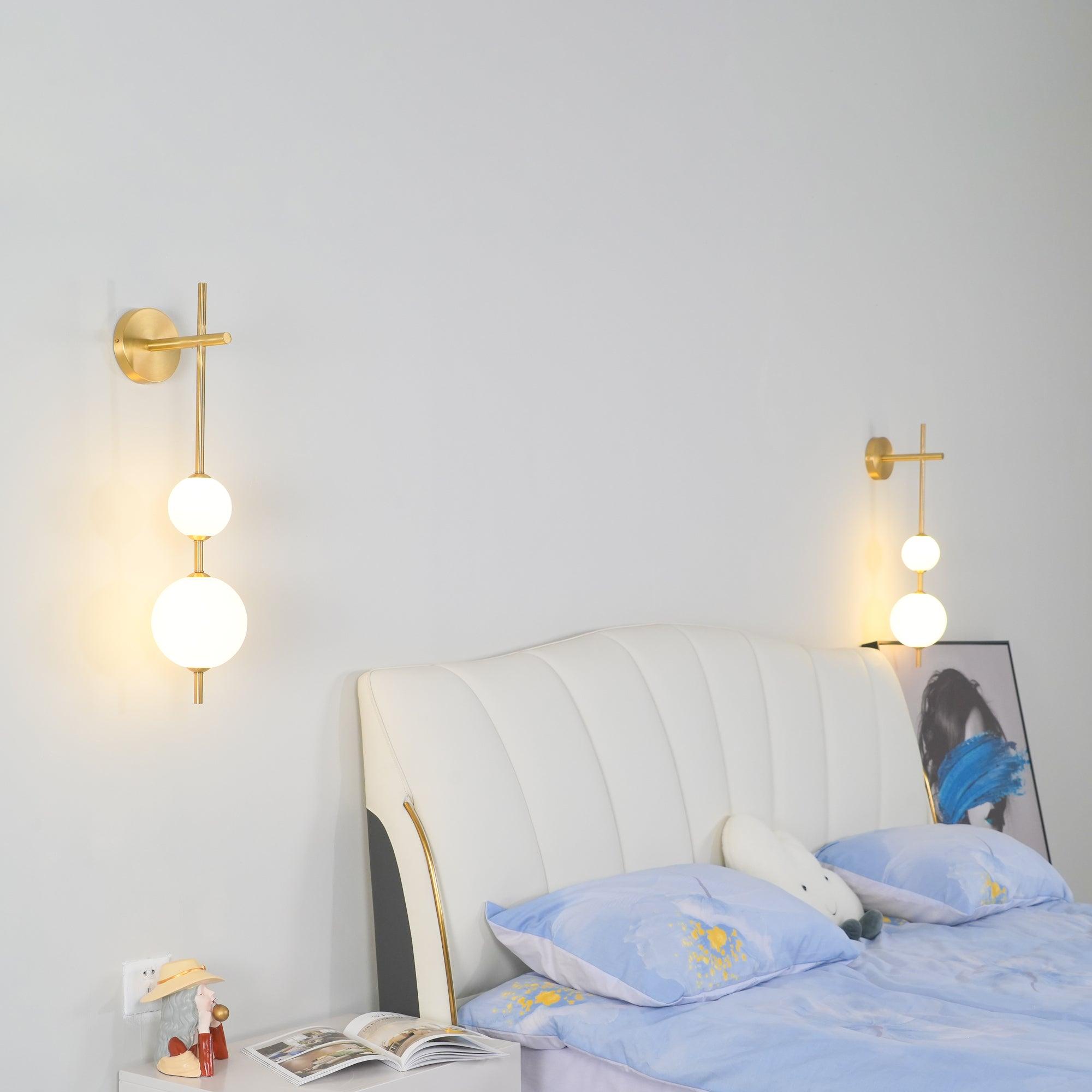"Elegant vegglampe i glass og messing med kuleformede skjermer for mykt lys, perfekt for moderne og klassiske hjem."