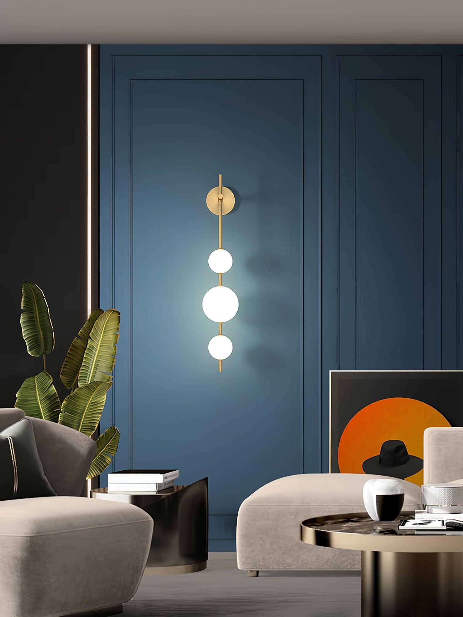 "Elegant vegglampe i glass og messing med kuleformede skjermer for mykt lys, perfekt for moderne og klassiske hjem."