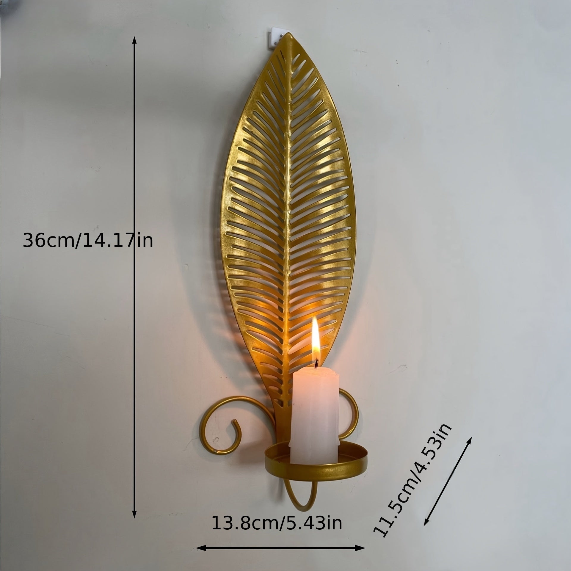 Moderne vegglampe i gull med bladdesign. Elegant innendørs belysning for stilfullt interiør, soverom eller stue.