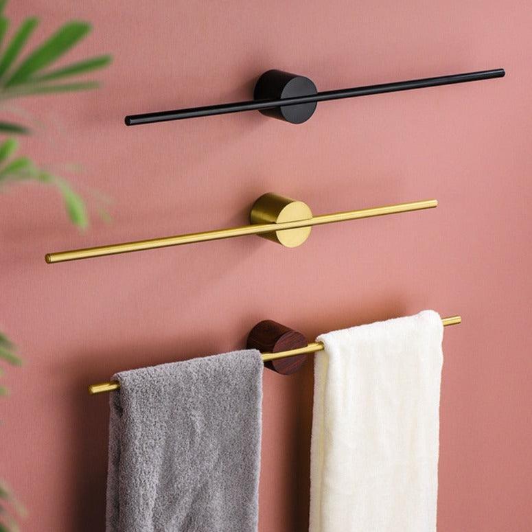 Moderne håndkleholder, veggmontert, tilbyr elegant og funksjonell håndkleoppbevaring for badet.