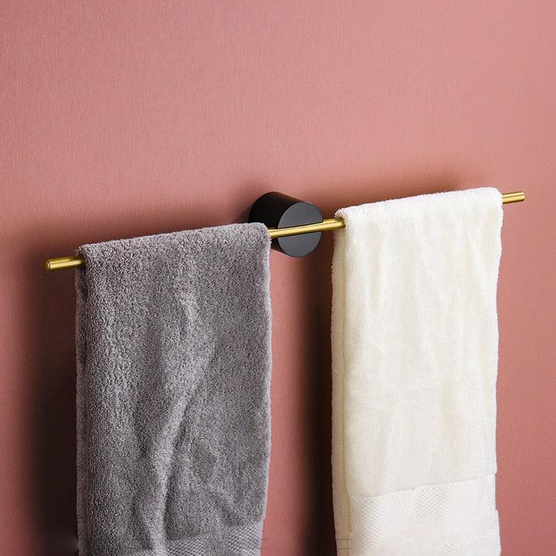 Funksjonell håndkleholder for organisering av badet, med justerbar stang og minimalistisk stil.