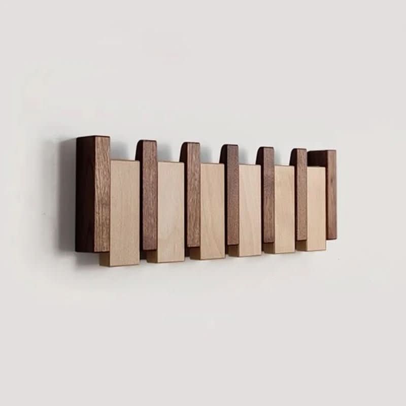 Kleshenger i pianodesign for veggmontering. Smart garderobeoppbevaring med kroker i bjørkefinish.