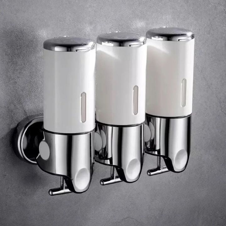 Organiser badet med en veggmontert såpedispenser i elegant design.