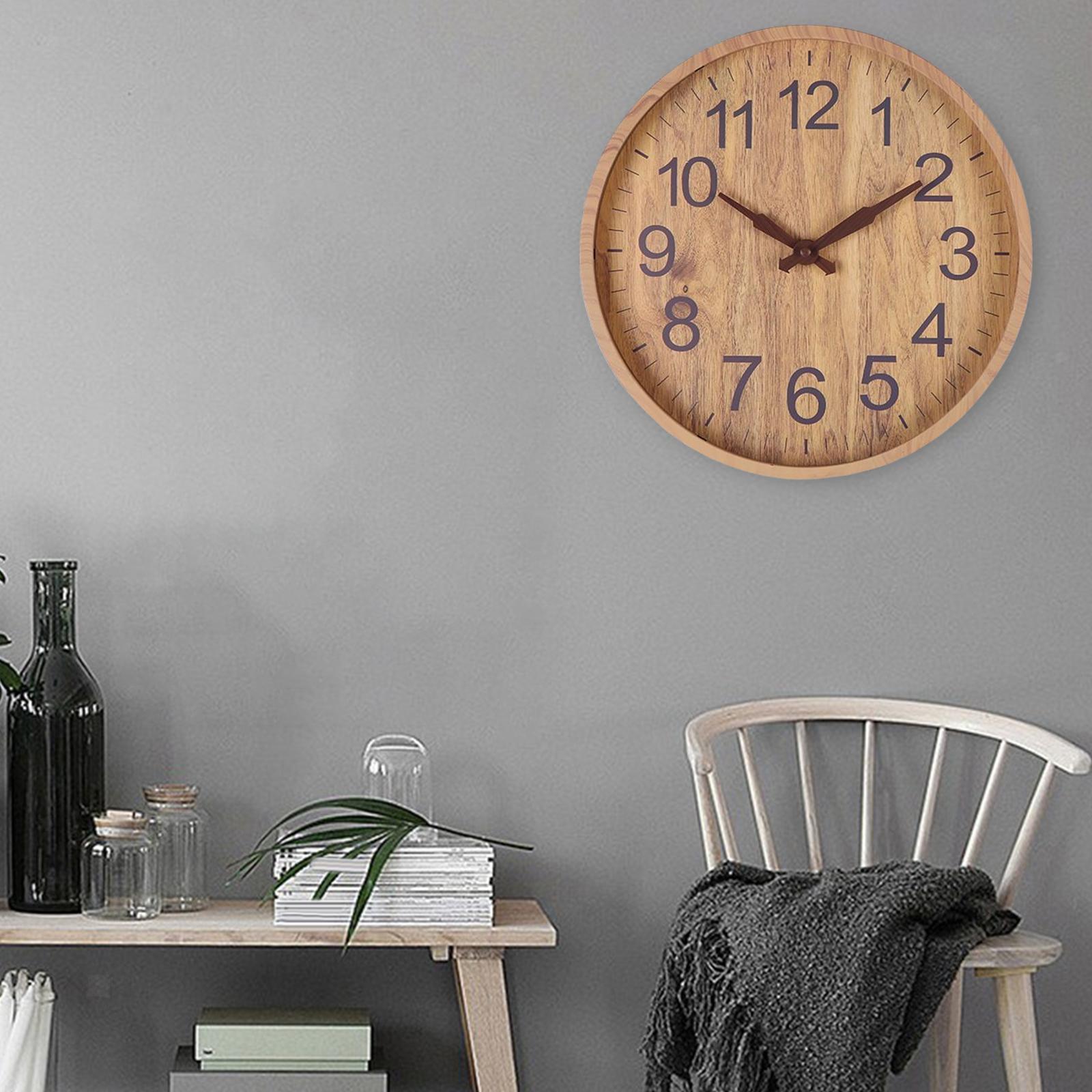 Nærbilde av elegant veggur. Designklokke som moderne og tidløs hjemmeinnredning. Perfekt for stue og kontor.