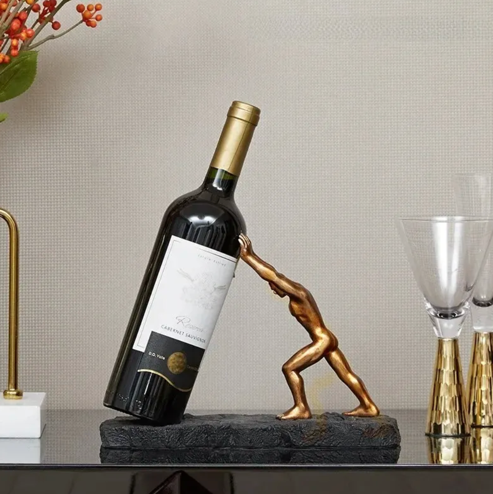 Moderne vinflaskeholder i sølvfarge, et blikkfang i spisestuen. Perfekt for stilfull presentasjon av vin.