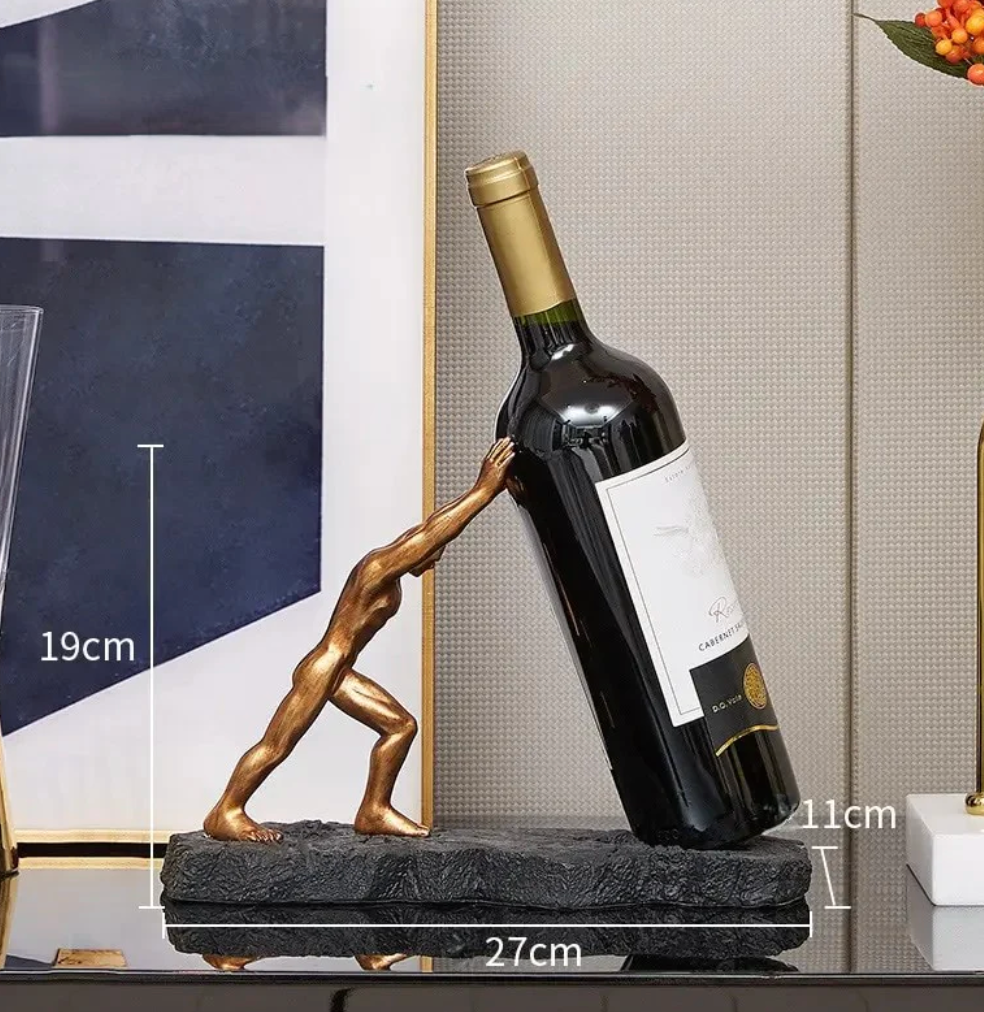 Dekorativ vinholder i minimalistisk design. Perfekt for å vise frem en flaske vin i bar eller spisestue.