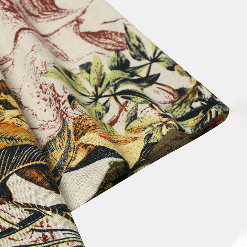 "Elegant vintage blomstermønster kjole med rund hals og halve ermer, knelengde, ideell for vår og sommer."