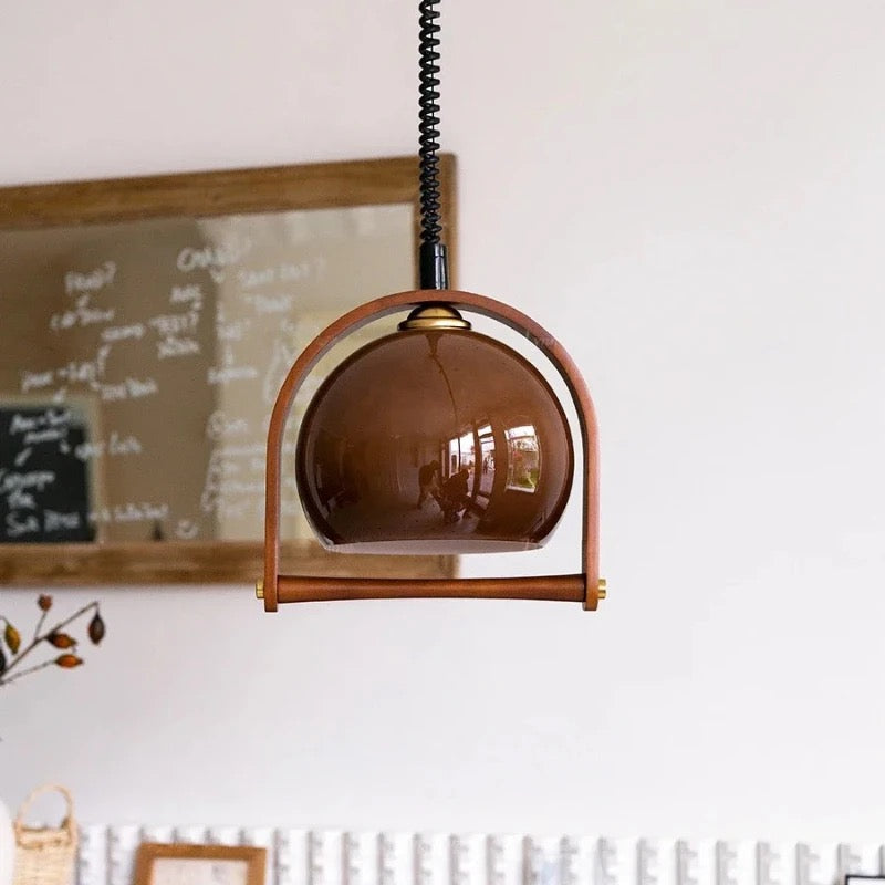 "Elegant vintage pendellampe i Bauhaus stil, laget av tre og metall. Perfekt for moderne og klassiske interiører."