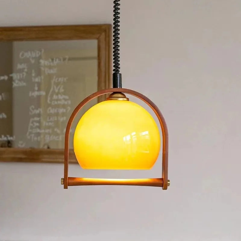 "Elegant vintage pendellampe i Bauhaus stil, laget av tre og metall. Perfekt for moderne og klassiske interiører."