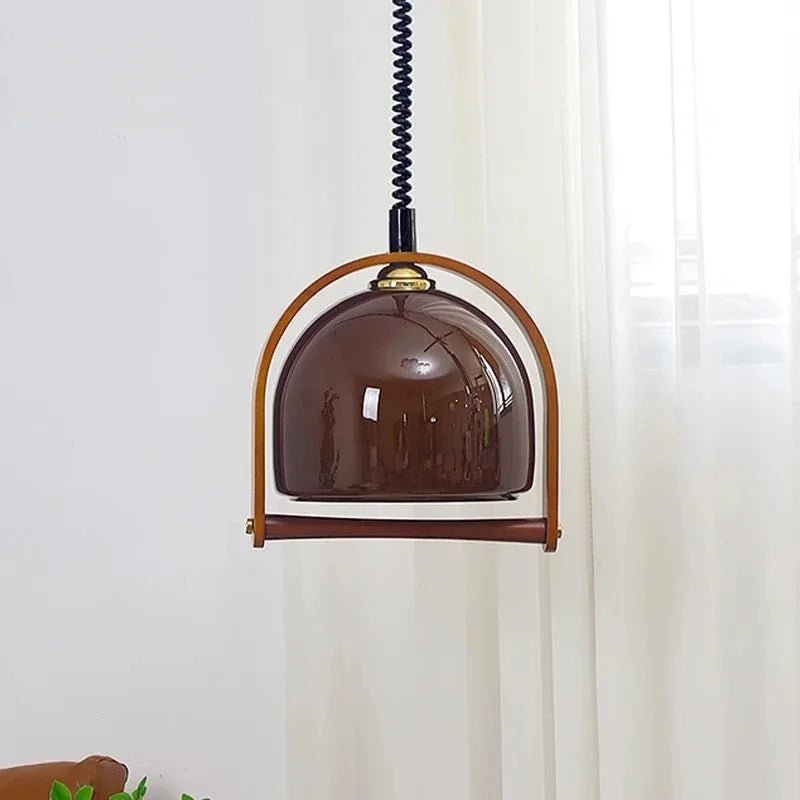 "Elegant vintage pendellampe i Bauhaus stil, laget av tre og metall. Perfekt for moderne og klassiske interiører."