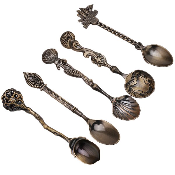 Komplett vintage borddekking med elegant skjesett og annet matchende metallbestikk. Festklar.