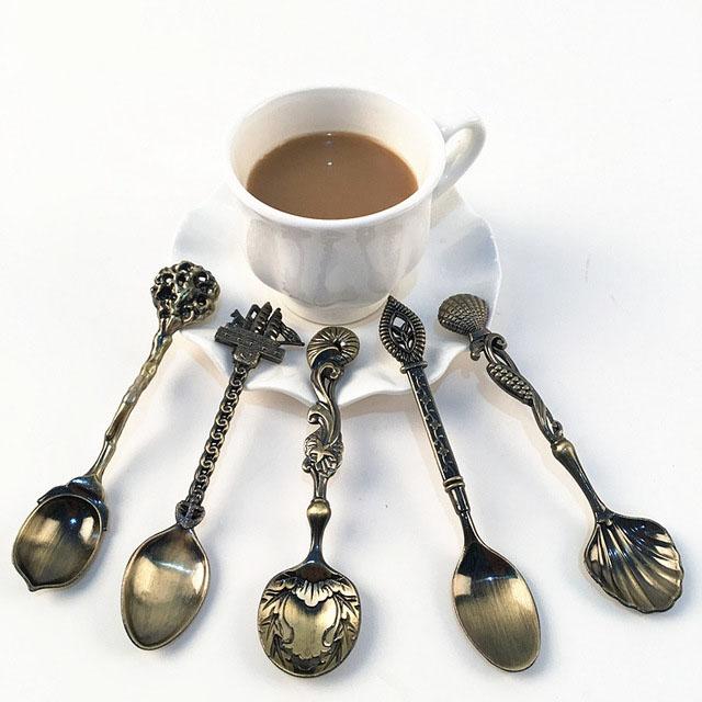 Kunstnerisk presentasjon av vintage skjesett i metall. Fremhever dets skjønnhet og elegante stil.