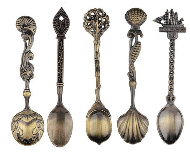 Vakkert arrangert vintage skjesett i metall på et festlig dekket bord. Elegant borddekking.