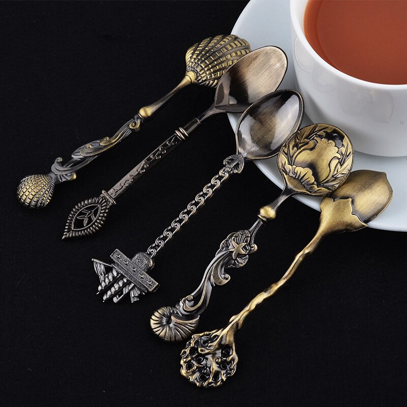 Elegant vintage skjesett i metall, presentert som flott gavetips. Perfekt gave til hjemmet.
