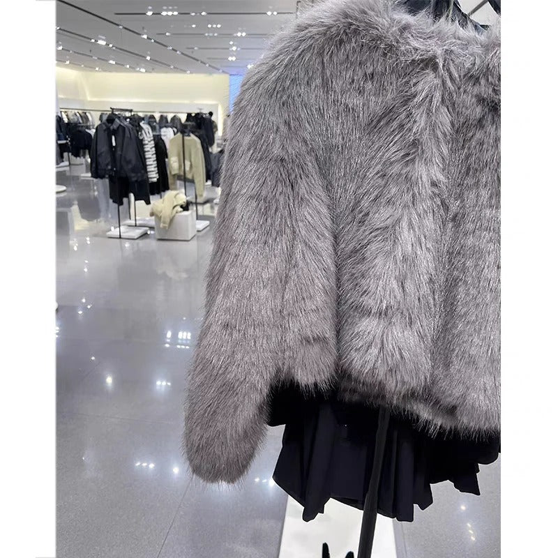 Ryggvisning av elegant damejakke, varm vinterjakke for kvinner med klassisk design.