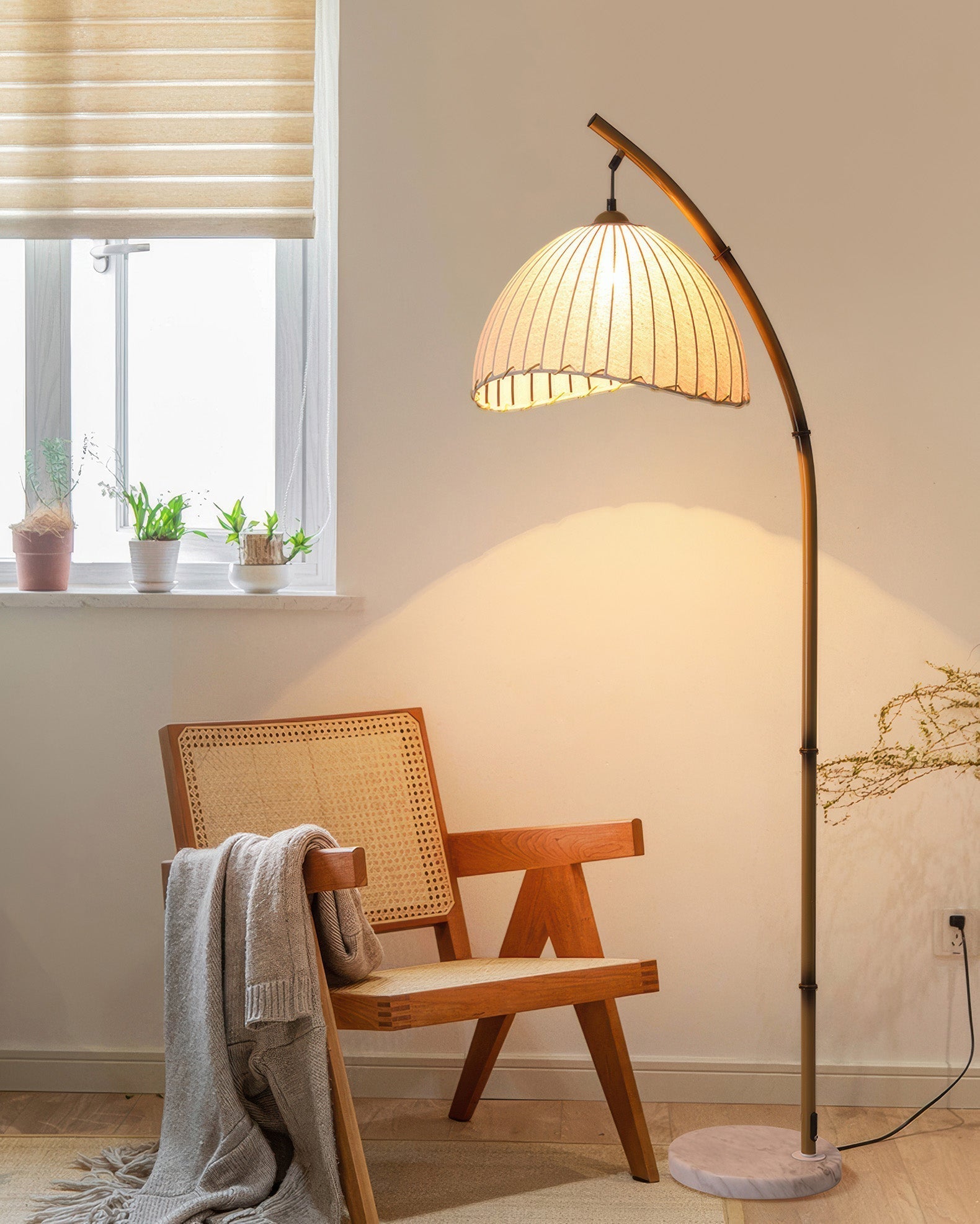 "Elegant Zen-gulvlampe i bambus med myk stoffskjerm, gir beroligende lys og tre lysvalg for enhver atmosfære."
