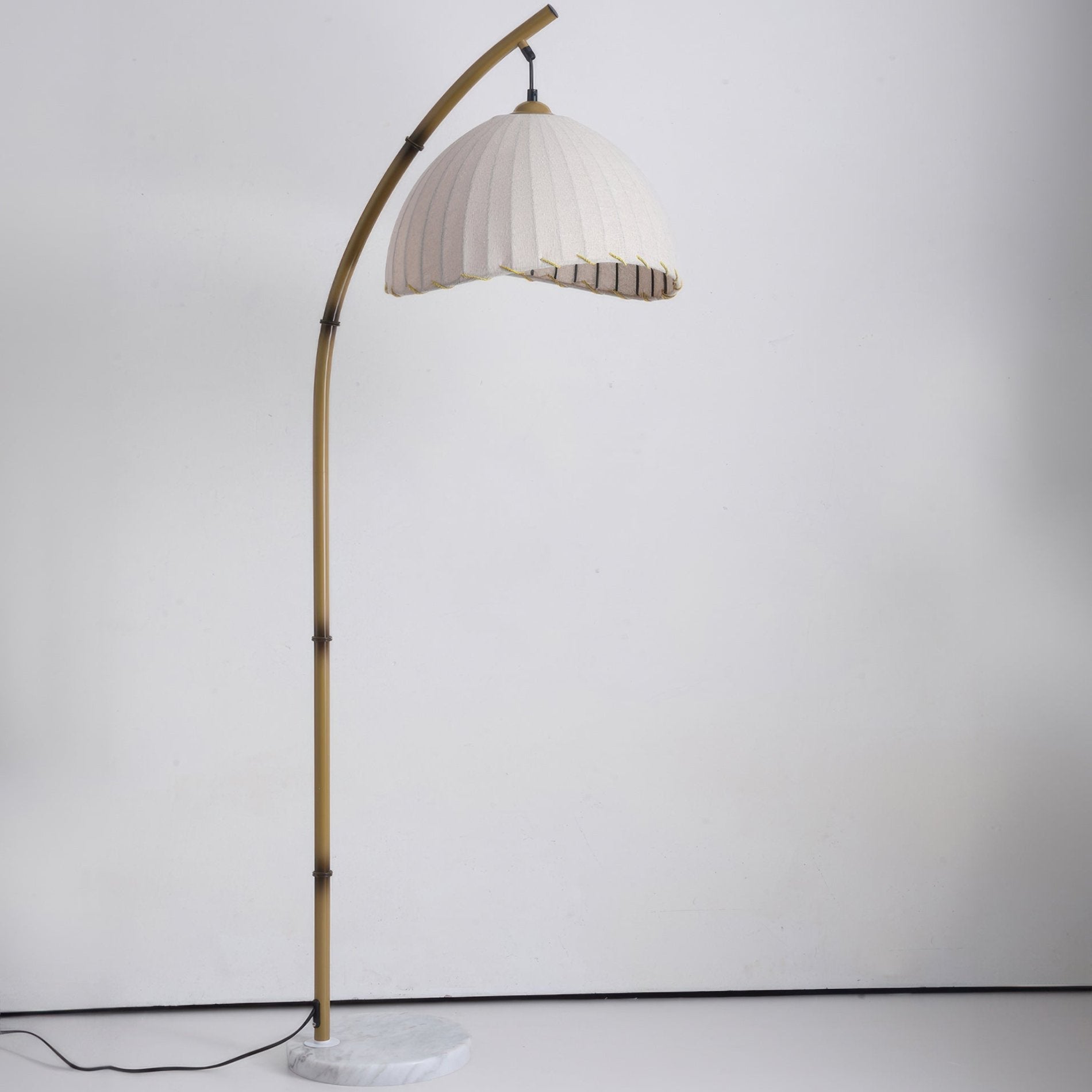 "Elegant Zen-gulvlampe i bambus med myk stoffskjerm, gir beroligende lys og tre lysvalg for enhver atmosfære."